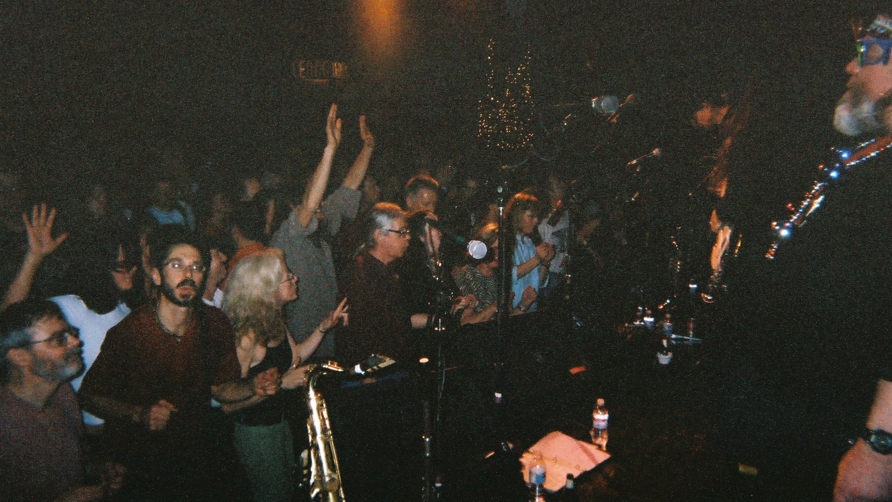 BraveComboDec2006/thecrowd.jpg